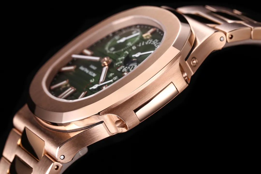 【Top replica】💰5320! Patek Philippe Nautilus 5712/1A-001 multi-function watch combines classic aesthetics and brings together the best of the past! [Case] ​​The size of the watch is 40 mm. The pillow-shaped case, which is the same as the original, adopts a combination of two processes: front brushing and side polishing, which has a clear sense of layering and full texture. Showing exquisite craftsmanship. [Strap] The original strap is tailor-made one to one. The central polished part of each strap can show the shape of a diamond, showing a high-end texture. [Movement] 3K Factory uses a customized version of PP.Cal.240 PS IRM C LU movement, which perfectly restores the original, date, true kinetic energy, and true moon phase functions. 3K ingenious work, welcome all watch friends to taste it!